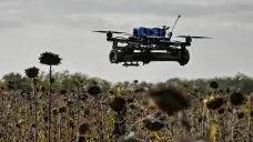 FPV dron s připojeným přenosným granátometem při zkušebním letu ukrajinských vojáků z jednotky bezpilotních prostředků „Bulava“ samostatné prezidentské brigády