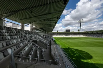 Hradeckému stadionu schází kolaudace. První zápas zřejmě umožní dohoda se stavební firmou