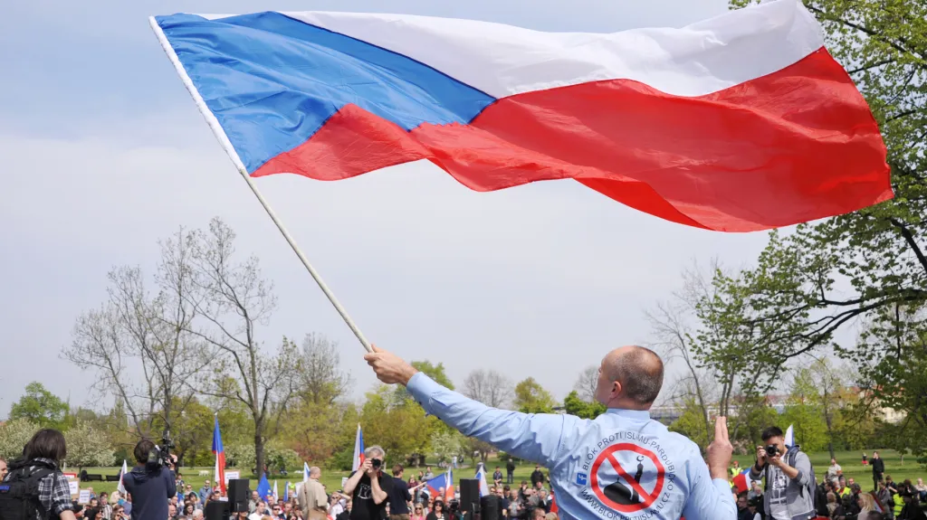 Demonstrace proti nelegální imigraci a proti údajné islamizaci Evropy na Letné