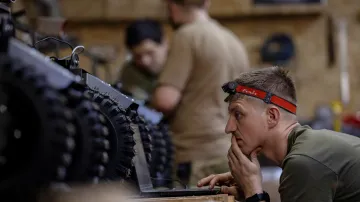 Voják z jednotky ukrajinského NC13 3. armádního sboru, která se specializuje na bojové použití bezpilotních pozemních vozidel (UGV), připravuje nové vozidlo pro polní nasazení