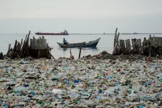 Indonéské řeky a potoky ucpávají hory plastu. Situaci musí zachraňovat armáda