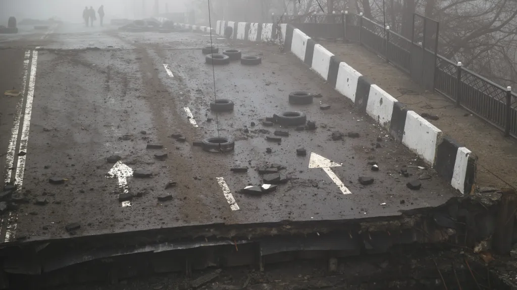 Zničená silnice v Doněcku