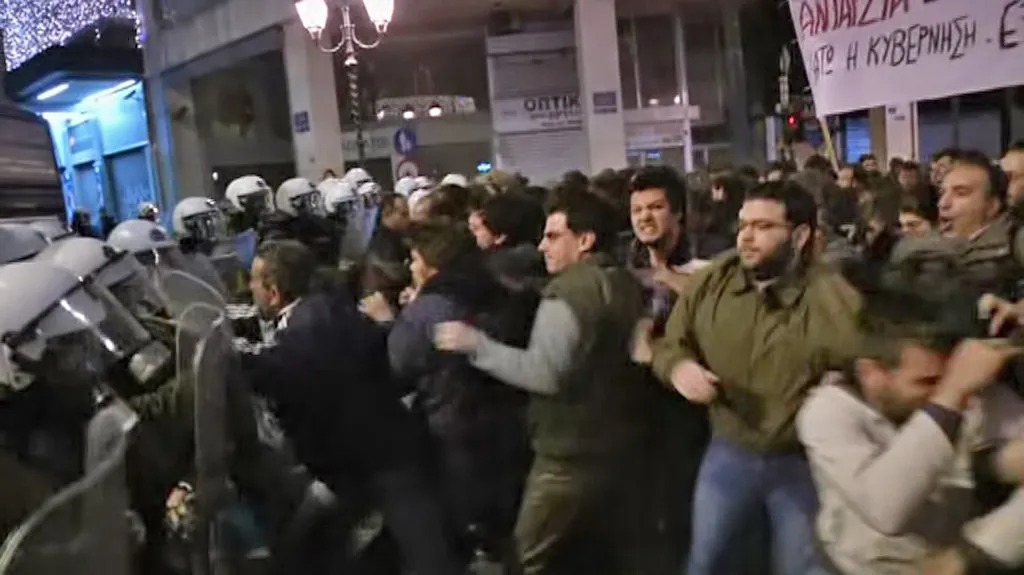 Střety levicových demonstrantů s řeckou policií