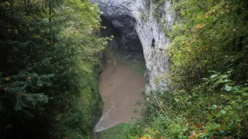 Studio ČT24: Bouřka uvěznila několik turistů v podzemí Moravského krasu