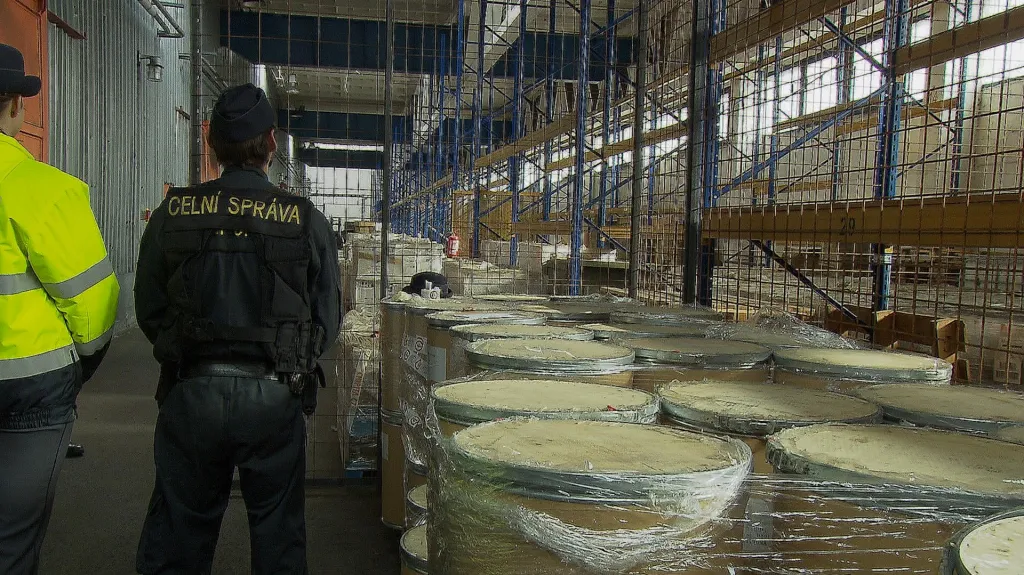 Celníci zadrželi tři tuny látky na výrobu drog