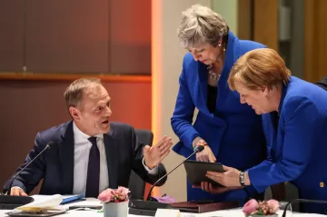 Většina zemí EU se kloní k delšímu odkladu brexitu, proti je Francie