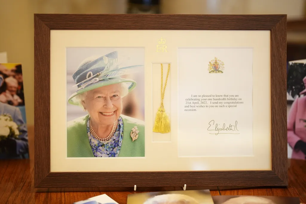 Na recepci bylo spolu s portrétem Alžběty II. vystaveno i blahopřání královny Alžběty II., které zasílala obyvatelům Velké Británie ke stým narozeninám