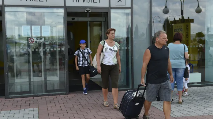 Cestující z Kosu po příletu na brněnském letišti