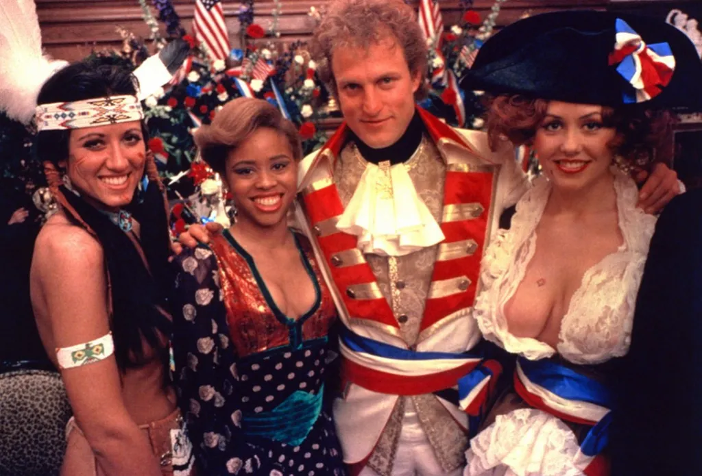 Lid versus Larry Flynt (1996). Formanův nejkontroverznější snímek. Forman prostřednictvím soudního sporu se zakladatelem pornočasopisu (Larry Flynt se ve filmu osobně mihne) řeší svobodu slova. Feministka Gloria Steinemová ale vnímala snímek spíše jako ponižování žen
