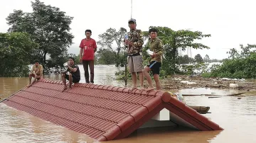 Obyvatelé Laosu čekají na střechách na záchranu