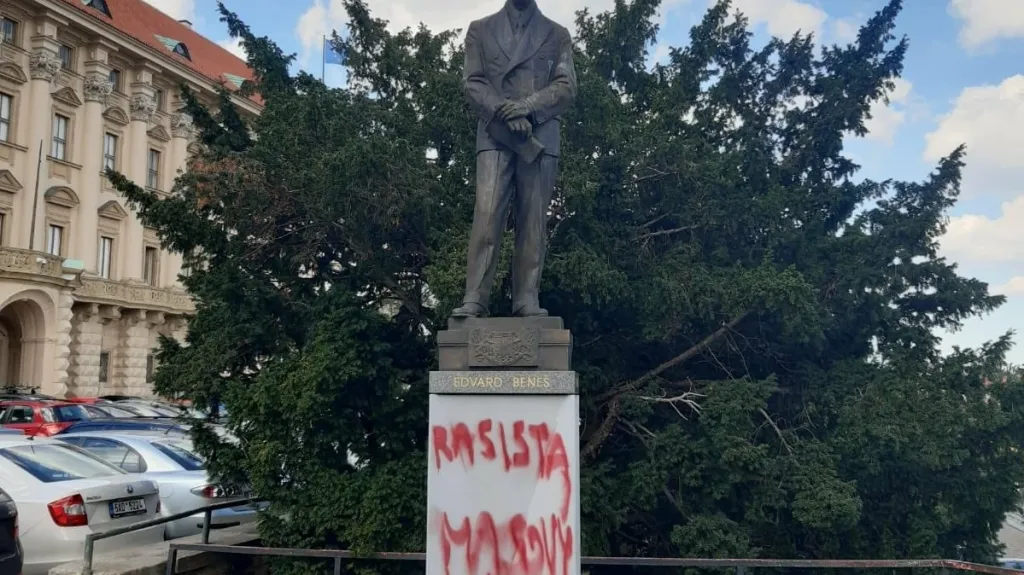 Pomalovaná socha Edvarda Beneše v Praze