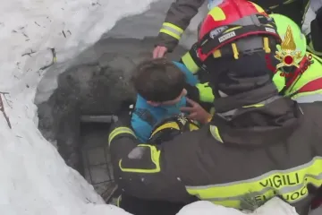 Jedli jsme led a sníh, popsala žena, která přežila v hotelu pod lavinou