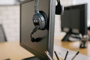 Reportéři ČT se zaměřili na podvodná call centra, která z lidí lákají peníze