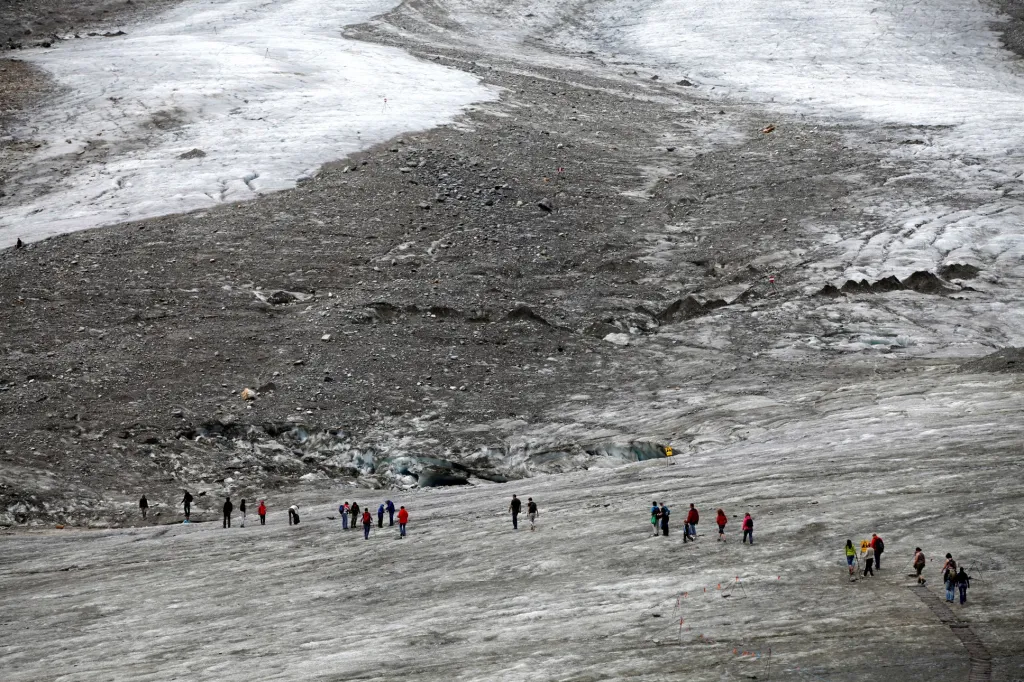 Vědci přecházejí ledovec Pasterze, největší rakouský ledovec, který se nachází v pohoří Vysoké Taury