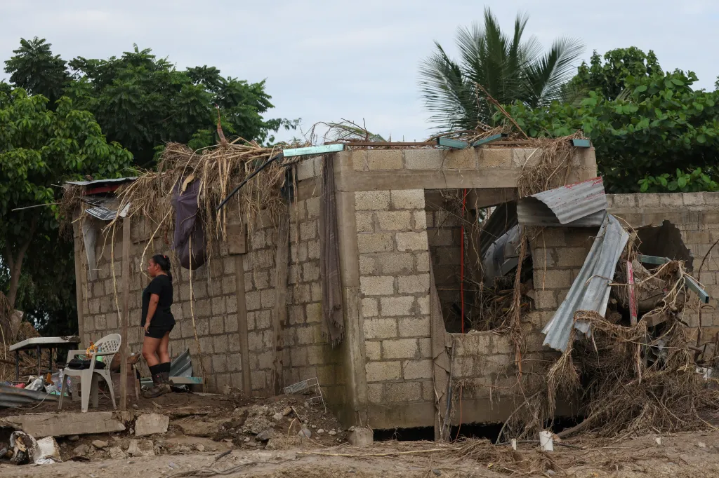 Rok vládnoucí prezidentka Claudia Sheinbaumová navštívila postižená místa, kde čelila silné kritice