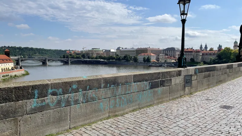 Posprejovaný Karlův most