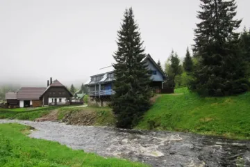 Pod Krkonošemi, Jeseníky a Šumavou může tání zvednout hladiny řek