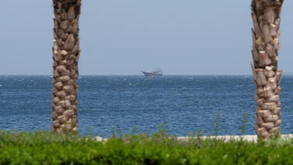 Hormuzský průliv pohledem z Ománu