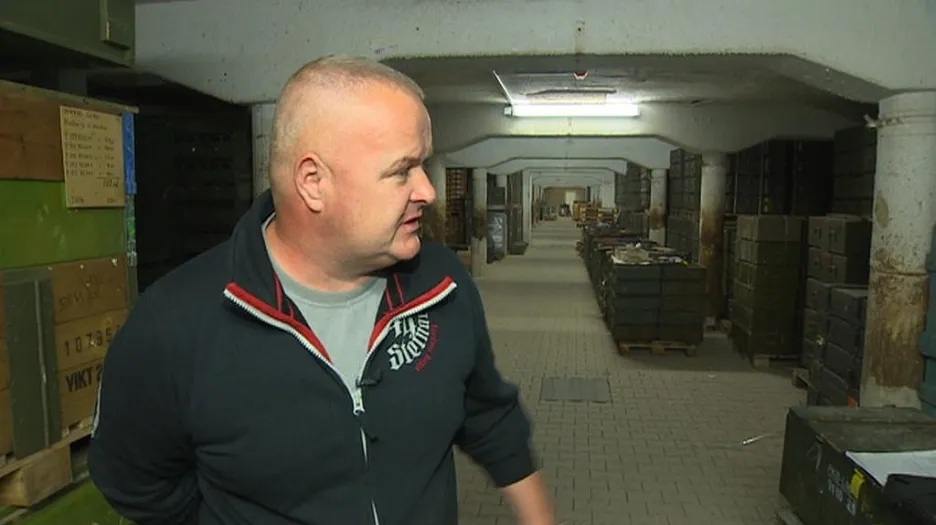 Martin Rudolf popisuje, že v bednách jsou protitankové rakety a miny do minometů