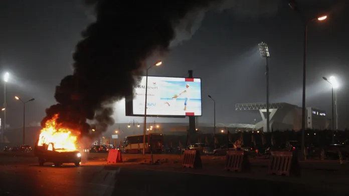 Nepokoje před káhirským fotbalovým stadionem