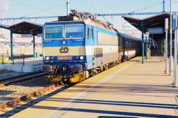 Mezistátní vlaky už jezdí skoro jako před pandemií. Přísná hygiena ale trvá, sedadla se čistí i za jízdy