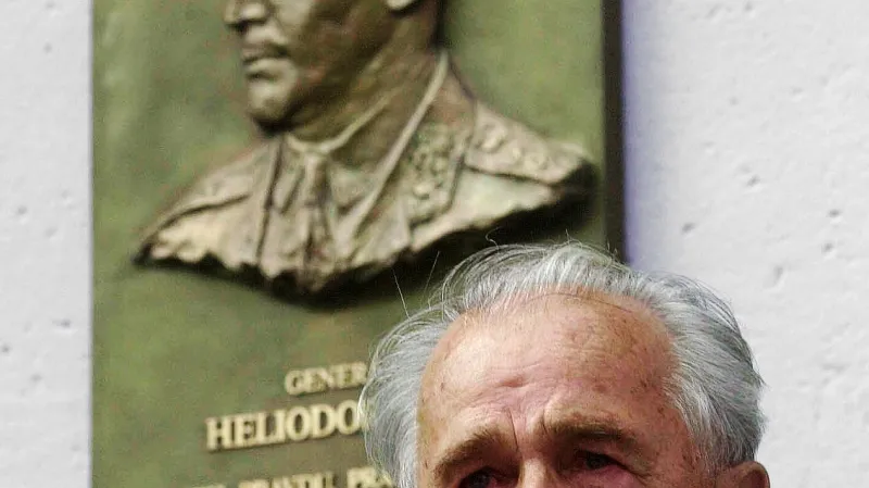 Syn Milan Píka u pamětní desky svého otce