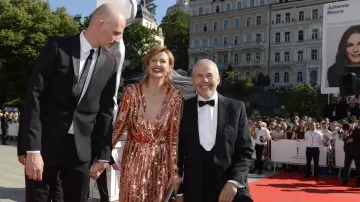 Herečka Jitka Schneiderová pózuje s dvorním moderátorem festivalu Markem Ebenem