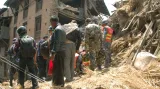 Nepálská policie a záchranáři prohledávají trosky zřícených budov