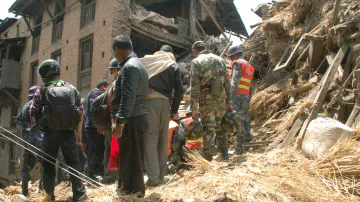 Nepálská policie a záchranáři prohledávají trosky zřícených budov