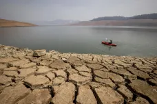 Kalifornie se propadá, zemědělci čerpají moc vody. Problém se nedá snadno zastavit, varuje studie