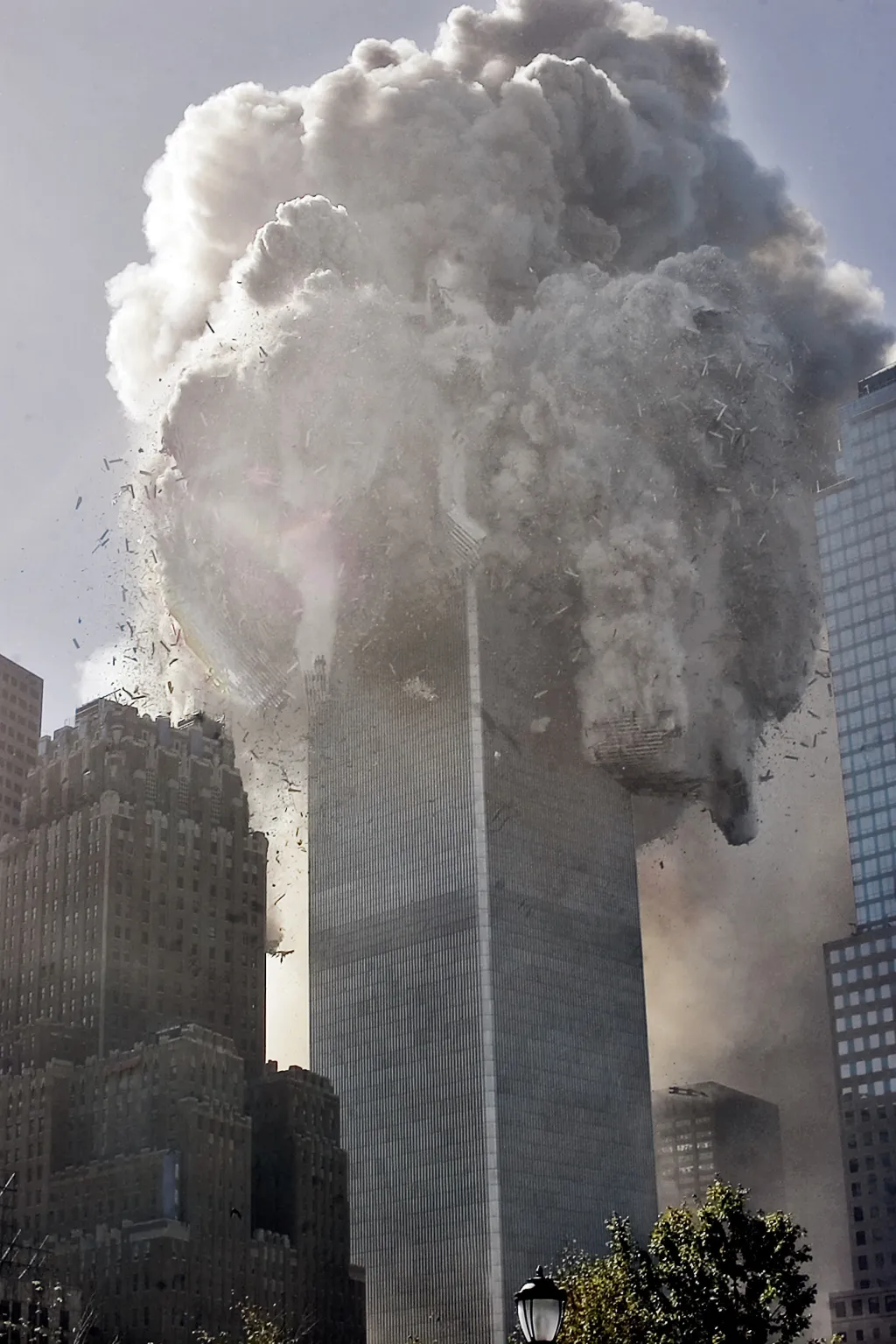 10:28:22: Severní věž WTC se zhroutila, hodinu a 42 minut po zásahu letadlem