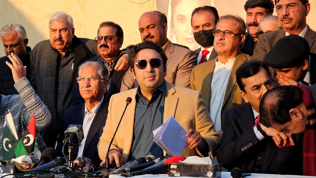 Bilavál Bhutto Zardárí během tiskové konference v Islámábádu