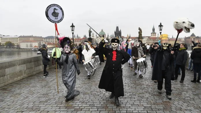 Satirický karnevalový průvod Sametové posvícení prošel centrem Prahy