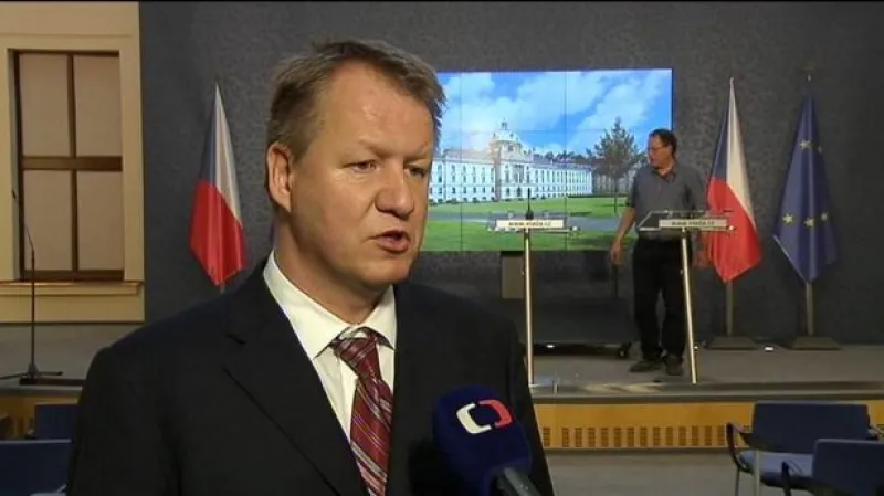 Studio ČT24: Vláda schválila zvýšení plateb za státní pojištěnce