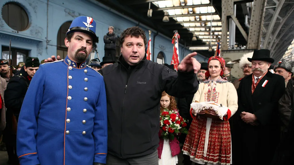 Režisér Robert Sedláček při natáčení cyklu České století