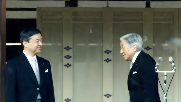 Císař Akihito (vpravo) se svým synem Naruhitem