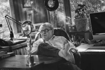 Jé, to je pěkný svícínek aneb Křišťálový glóbus na polici nepatří