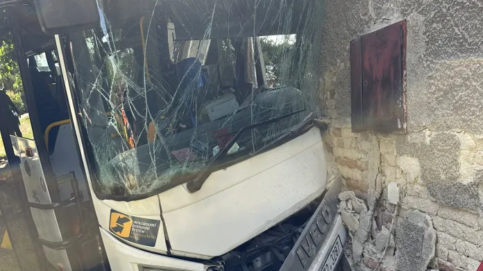 Autobus na Olomoucku naboural do rodinného domu