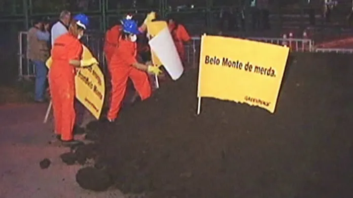 Protest proti výstavbě přehrady Belo Monte v Amazonii