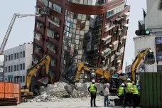 Na Tchaj-wanu stabilizují po zemětřesení nakloněnou budovu. Záchranné práce pokračují