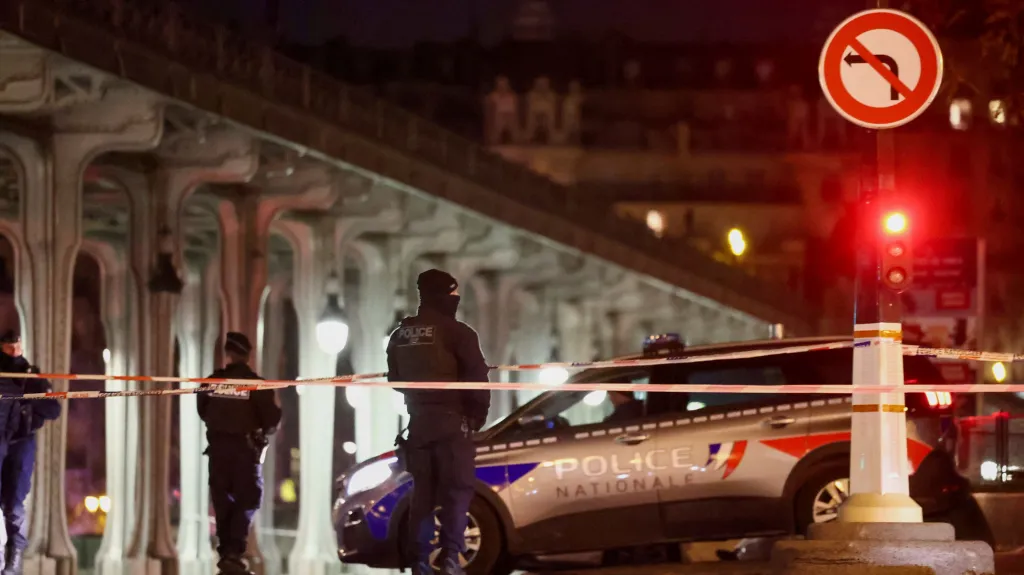 Policie u bir-hakeimského mostu po útoku
