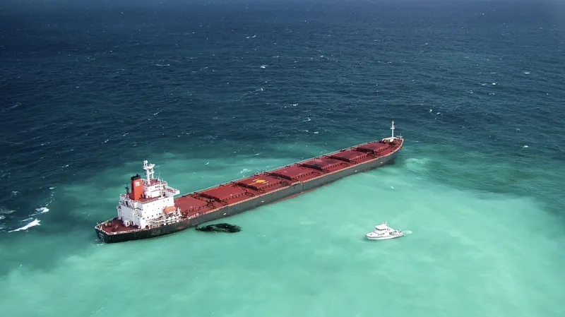 Letecký pohled na loď uvízlou na útesu