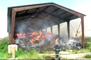 Požár haly se senem a slámou