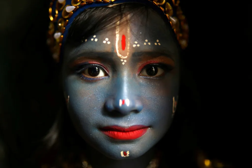 Děvče oblečené jako hinduistický Kršna se účastnilo festivalu v Dháce v Bangladéši, 23. srpna 2019