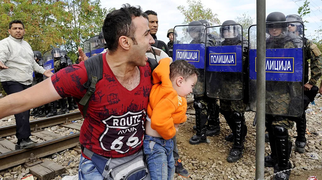 Makedonská policie brání běžencům vstoupit do země