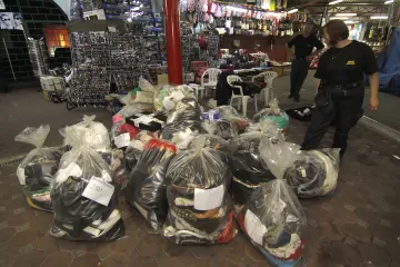 Kontrola ČOI trhovce v Hatích nevyděsila, přesto jim zabavila stovky padělků