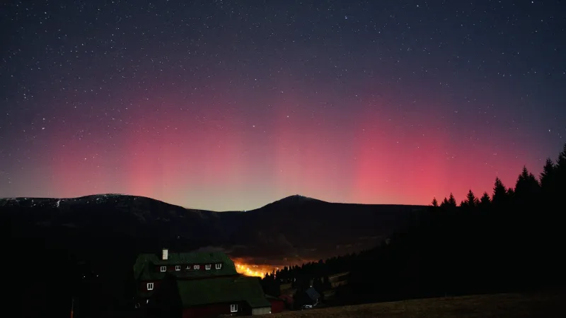 Polární záře zachycená v noci na 12. listopad v Krkonoších