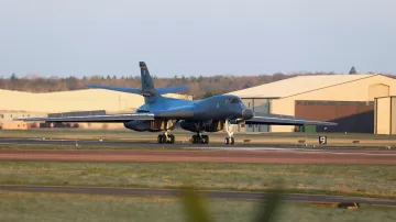 Bombardér B-1 amerického letectva na základně RAF Fairford v britském Gloucestershiru (březen 2026)