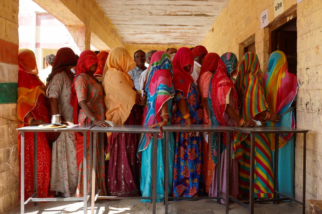 Lidé stojí ve frontě u volební místnosti v indickém Barmeru