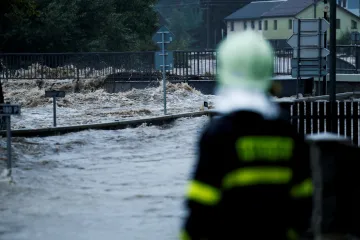 Firmy postižené povodní mohou žádat o příspěvek na mzdy